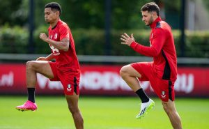 La inusual manera con la que se reportó Santi Gimenez en Feyenoord