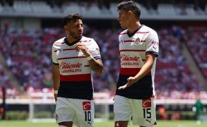 Alexis Vega y Erick Gutiérrez, figuras de Chivas.
