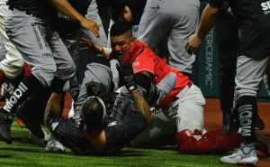 El escándalo entre Diablos Rojos y Mariachis.
