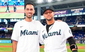 Sergio Busquets y Yulieski Gurriel en en el juego de los Miami Marlins.
