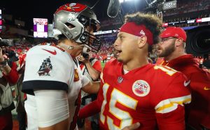 Tom Brady y Patrick Mahomes en el emparrillado.
