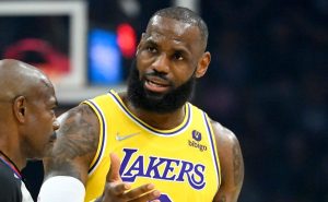 Mark Cuban lanza dardo a LeBron James.

