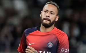 Neymar busca club tras no ser tenido en cuenta en PSG.
