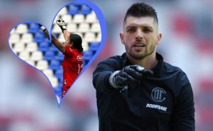 Tiago Volpi le manda mensaje a la arquera de la Franja del Puebla, tras su gol en la Liga MX Femenil. Foto: Gettyimages
