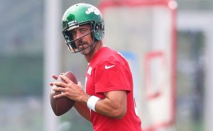 Aaron Rodgers se prepara para disputar la próxima temporada de la NFL con los Jets.
