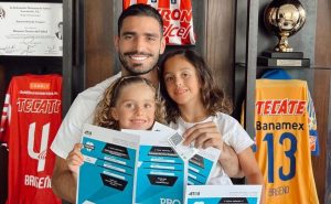 El Pollo Briseño mostró con orgullo su nuevo título
