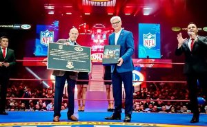 La NFL rinde homenaje por los 90 años del Consejo Mundial de Lucha Libre en México