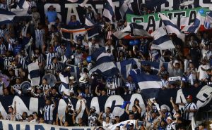 ¡UNA VERGÜENZA! Integrantes de la hinchada de Rayados ATACÓ a dos paramédicos