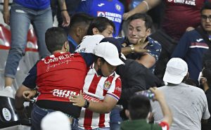Ciudad de México, 16 de abril de 2022. Bronca de Aficionados  durante el partido de la jornada 14 del Torneo Grita México Clausura 2022 de la Liga BBVA MX, entre la Máquina Celeste de la Cruz Azul y las Chivas Rayadas del Guadalajara, celebrado en el estadio Azteca.<br />
Foto: Imago7/ Etzel Espinosa
