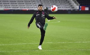 Estoy FELIZ de volver: Tecatito Corona llega a MONTERREY para reportar con Rayados | VIDEO