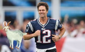 ¡Los FANS se VUELVEN LOCOS! Tom Brady regresa al Gillete Stadium y celebra touchdown