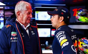 Helmut Marko y Checo Pérez siempre dan de quqé hablar en la F1. | Getty Images
