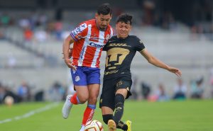 Ciudad de México, 9 de abril de 2023. Ricardo Chávez y Jorge Ruvalcaba, durante el partido de la jornada 14 del torneo Clausura 2023 de la Liga BBVA MX, entre los Pumas de la UNAM y el Atlético San Luis, celebrado en el Estadio Olímpico Universitario. Foto: Imago7/ Eloisa Sánchez
