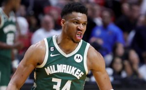 Giannis Antetokounmpo se mete en el debate del momento.
