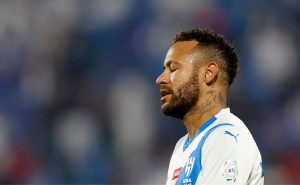 Neymar fue captado en video junto a dos chicas en un antro de España
