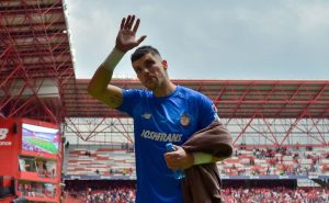 Tiago Volpi saluda a los aficionados durante el partido de la jornada 7 del torneo Apertura 2023. Foto: Imago7
