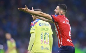 El Pollo Briseño reclamó el arbitraje del clásico nacional
