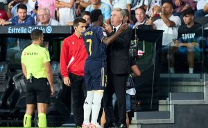 Carlo Ancelotti, técnico del Real Madrid discutiendo con Vinicius Junior. Foto: Getty images
