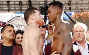 Saúl “Canelo” Álvarez y Jermell Charlo cara a cara. Foto: Getty Images

