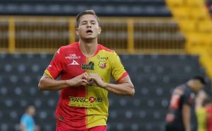 El delantero ex Chiva es una sensación en el fútbol tico y apunta a cerrar el año como goleador
