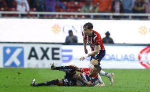 Zapopan, Jalisco, 7 de octubre de 2023. Lesión, durante el partido de la jornada 12 del torneo Apertura 2023 de la Liga BBVA MX, entre las Chivas Rayadas del Guadalajara y los Rojinegros del Atlas, celebrado en el estadio Akron. Foto: Imago7/Ismael Arroyo
