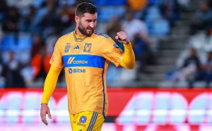 Gignac se comportó muy extraño con su compañero Marcelo Flores
