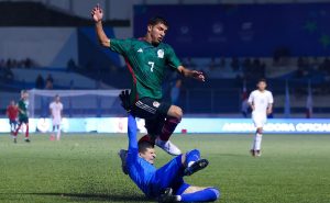 Bryan González y Bayron Mora, durante la final del torneo de los Juegos Centroamericanos y del Caribe 2023. Foto: imago7
