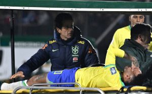 El astro brasileño y una dura lesión.
