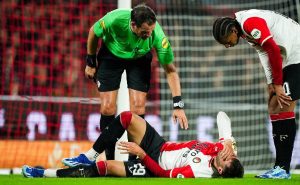 Santiago Giménez salió lesionado. | @Feyenoord
