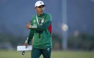 Scottsdale, Arizona, Estados Unidos, 13 de octubre de 2023. Ricardo Cadena, director técnico, durante un entrenamiento de la Selección Nacional de México Sub23, previo a su partido de preparación para los Juegos Panamericanos Santiago 2023 frente a la Selección de Japón, celebrado en el Bell 94 Sports Complex. Foto: Imago7/ Rafael Vadillo

