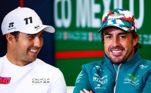 ‘Ni en ESPAÑA lo quieren tanto’: Checo Pérez bromea sobre RECIBIMIENTO a Alonso | VIDEO