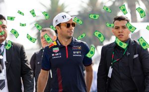 Sergio Checo Pérez de México (11) Oracle Red Bull Racing RB19 en el GP de México.
