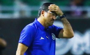 Joaquín Moreno, DT de Cruz Azul lastima a La Máquina – Getty Images
