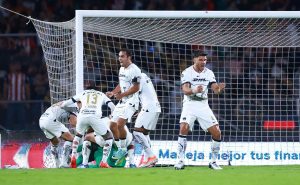 Pumas le arrebata el cuarto lugar a las Chivas, antes de volver a medirse en Liguilla