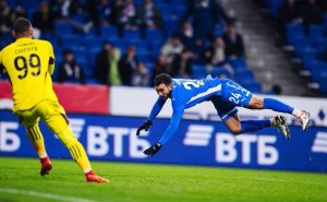 Chávez voló y anotó el gol de la victoria – @fcdynamo
