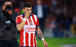 Alexis Vega salió más que abucheado en el estadio Universitario

