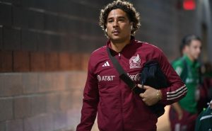 Guillermo Ochoa permanecerá con el Tri. | Imago7
