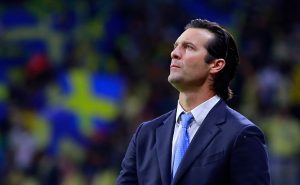 MEXICO CITY, MEXICO – MARCH 01: Santiago Solari, head coach of America looks on during the 8th round match between America and Queretaro as part of the Torneo Grita Mexico C22 Liga MX at Azteca Stadium on March 1, 2022 in Mexico City, Mexico. (Photo by Mauricio Salas/Jam Media/Getty Images)
