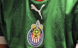 Zapopan, Jalisco, 29 de septiembre de 2022. Detalle de la nueva playera de Chivas, durante la presentación del nuevo uniforme de las Chivas Rayadas del Guadalajara, celebrada en el Centro Comercial La Perla. Foto: Imago7/ Sandra Bautista
