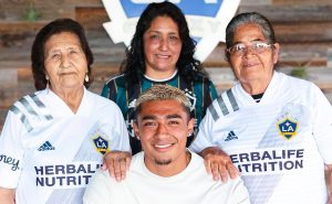 Exclusiva: Madre de Julián Araujo revela su papel en el éxito del jugador

