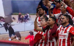 Violencia en el Clásico Tapatío; Aficionados de Chivas protagonizan tremenda pelea en duelo ante Atlas en LA