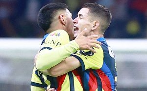 América: Álvaro Fidalgo felicita a Leo Suárez de Pumas
