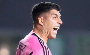 Luis Suárez lesiona brazo de Víctor Guzmán en Concachampions

