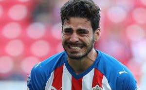 Athletic coreó el nombre del defensa de las Chivas tras ganar la Copa del Rey.
