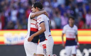 Roberto Alvarado "Piojo" y Ricardo Marín en festejo de autogol en el duelo entre Pachuca y Chivas
