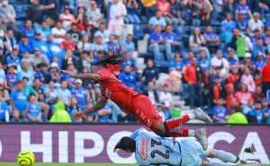Cruz Azul: Brutal entrada del portero Kevin Mier a Jhon Murillo en duelo ante Atlas