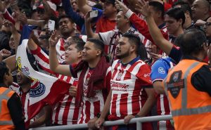 Aficionados de Chivas se enfrentaron de cara al duelo ante Atlas en EU. Foto: Imago7
