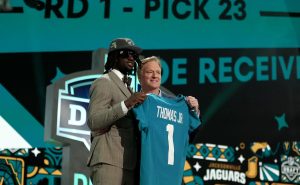 Brian Thomas Jr. posa con el comisionado de la NFL, Roger Goodell
