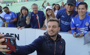 Anselmi demostró su compromiso con la afición azul
