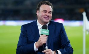 Faitelson le tira con todo al Chicharito Hernández
